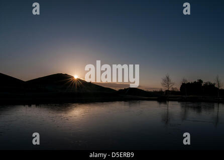 Northala Fields, Northolt, Londres, Royaume-Uni, le 31 mars, 2013. Le premier matin de soleil officiel britannique, l'heure d'été, marque le début du printemps à la fin d'un mois de mars exceptionnellement froid. Crédit : Stephen Chung/Alamy Live News Banque D'Images