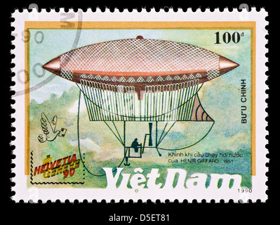 Timbre-poste du Vietnam représentant le Henry Gifford airship Banque D'Images