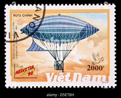 Timbre-poste du Vietnam représentant l'Airship Tissandier Banque D'Images