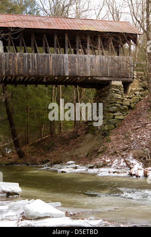 Pont en bois couvert pont enjambant une petite rivière de Cornish, New Hampshire, New England, USA. Banque D'Images