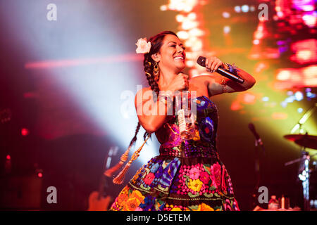 Chicago, USA. 30 mars, 2013. L'auteur-compositeur mexicaine Lila Downs en prestation au Théâtre du congrès à Chicago, Etats-Unis. Crédit : Max Herman/Alamy Live News Banque D'Images