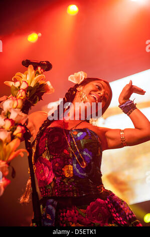 Chicago, USA. 30 mars, 2013. L'auteur-compositeur mexicaine Lila Downs en prestation au Théâtre du congrès à Chicago, Etats-Unis. Crédit : Max Herman/Alamy Live News Banque D'Images