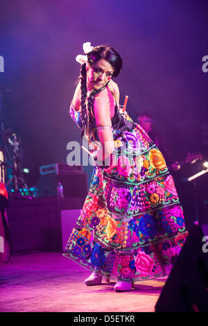 Chicago, USA. 30 mars, 2013. L'auteur-compositeur mexicaine Lila Downs en prestation au Théâtre du congrès à Chicago, Etats-Unis. Crédit : Max Herman/Alamy Live News Banque D'Images