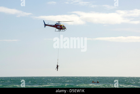 Hélicoptère de sauvetage surf australienne de l'entraînement de l'équipage au large de Moana Beach Australie du Sud. Banque D'Images