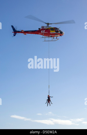 Hélicoptère de sauvetage surf australienne de l'entraînement de l'équipage au large de Moana Beach Australie du Sud. Banque D'Images