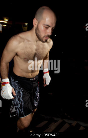 ROME, ITALIE - 30 mars : au Palais des Sports dans la Viale Tiziano phénomènes de Mixed Martial Arts fighted dans la cage" à l'adrénaline pure donnant les téléspectateurs. Le caractère spectaculaire de cet événement réside dans la combinaison de différentes disciplines qui se rejoignent en un seul match, qui a lieu à l'intérieur d'une cage de 9 mètres. Rien n'est interdit. Était de loin le plus intéressant de montrer sur la scène nationale. Mis en évidence très l'adéquation entre le Brésilien Fabricio Nascimento contre Marco Santi a terminé avec la victoire de Marco Santi - 30 mars 2013 à Rome. Banque D'Images