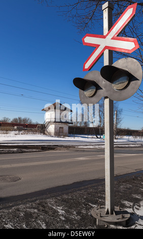 Railroad crossing. Panneau de circulation rouge de feux clignotants Banque D'Images