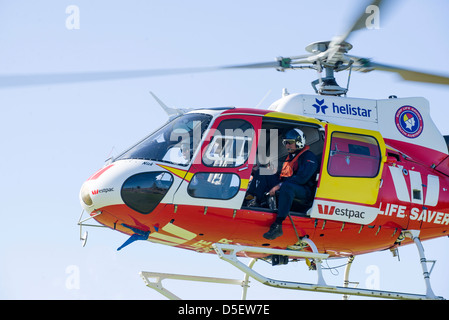 Hélicoptère de sauvetage surf australienne de l'entraînement de l'équipage au large de Moana Beach Australie du Sud. Banque D'Images