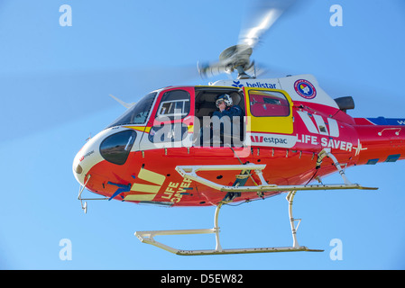 Hélicoptère de sauvetage surf australienne de l'entraînement de l'équipage au large de Moana Beach Australie du Sud. Banque D'Images