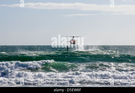 Hélicoptère de sauvetage surf australienne de l'entraînement de l'équipage au large de Moana Beach Australie du Sud. Banque D'Images