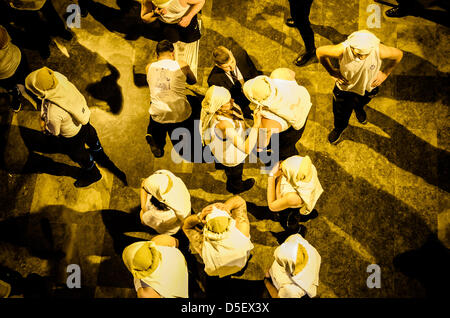 Barcelone, Espagne. 29 mars, 2013. Porteurs de la flotte de la confrérie de "Notre Dame des Douleurs' se préparé pour la procession du Vendredi Saint à Barcelone. - La Confrérie de "Nuestra Señora de las Angustias" (Notre Dame des Douleurs) est l'un des trois confréries, l'organisation et la participation à la procession à travers le Vendredi saint le centre gothique de Barcelone suivie par des milliers de citoyens et touristes. Banque D'Images