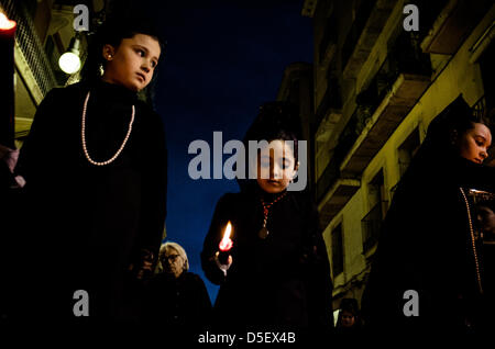 Barcelone, Espagne. 29 mars, 2013. Les petites filles de la "Notre Dame des Douleurs' brotherhood portant la mantille pour le bien traditionnelle Procession Vendredi à Barcelone. - La Confrérie de "Nuestra Señora de las Angustias" (Notre Dame des Douleurs) est l'un des trois confréries, l'organisation et la participation à la procession à travers le Vendredi saint le centre gothique de Barcelone suivie par des milliers de citoyens et touristes. Banque D'Images