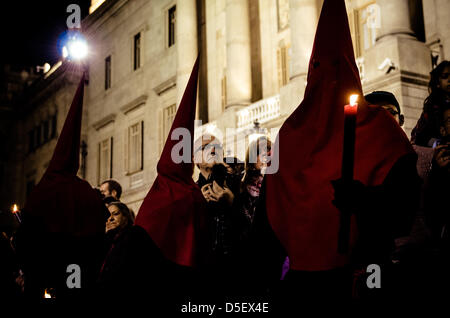 Barcelone, Espagne. 29 mars, 2013. Nazarenos du 'Notre Dame des Douleurs à la fraternité' Le Vendredi Saint Procession à Barcelone. - La Confrérie de "Nuestra Señora de las Angustias" (Notre Dame des Douleurs) est l'un des trois confréries, l'organisation et la participation à la procession à travers le Vendredi saint le centre gothique de Barcelone suivie par des milliers de citoyens et touristes. Banque D'Images