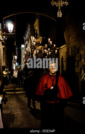 Barcelone, Espagne. 29 mars, 2013. Le flotteur de la "Notre Dame des Douleurs' la fraternité est effectué pour le Vendredi saint procession dans le quartier gothique de Barcelone. - La Confrérie de "Nuestra Señora de las Angustias" (Notre Dame des Douleurs) est l'un des trois confréries, l'organisation et la participation à la procession à travers le Vendredi saint le centre gothique de Barcelone suivie par des milliers de citoyens et touristes. Banque D'Images