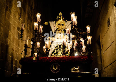 Barcelone, Espagne. 29 mars, 2013. Le flotteur de la "Notre Dame des Douleurs' la fraternité est effectué pour le Vendredi saint procession dans le quartier gothique de Barcelone. - La Confrérie de "Nuestra Señora de las Angustias" (Notre Dame des Douleurs) est l'un des trois confréries, l'organisation et la participation à la procession à travers le Vendredi saint le centre gothique de Barcelone suivie par des milliers de citoyens et touristes. Banque D'Images