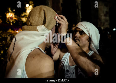 Barcelone, Espagne. 29 mars, 2013. Porteurs de la flotte de la confrérie de "Notre Dame des Douleurs' se préparé pour la procession du Vendredi Saint à Barcelone. - La Confrérie de "Nuestra Señora de las Angustias" (Notre Dame des Douleurs) est l'un des trois confréries, l'organisation et la participation à la procession à travers le Vendredi saint le centre gothique de Barcelone suivie par des milliers de citoyens et touristes. Banque D'Images