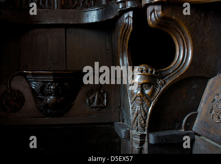 Détail de stalles du choeur en Prieuré de Cartmel, Cumbria, Angleterre, Royaume-Uni Banque D'Images