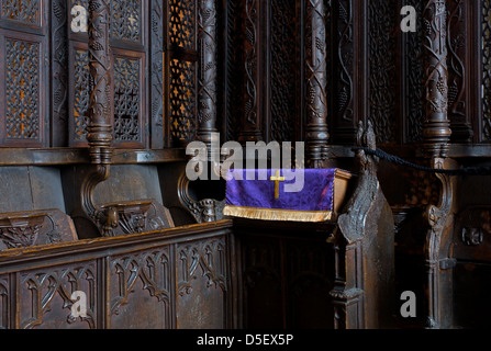 Stalles du choeur en Prieuré de Cartmel, Cumbria, Angleterre, Royaume-Uni Banque D'Images