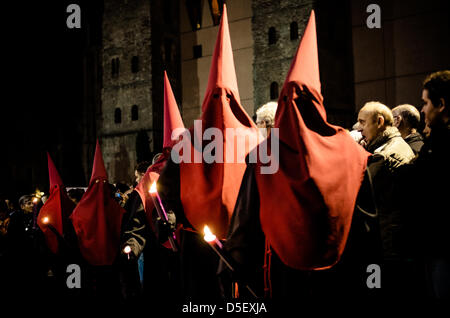 Barcelone, Espagne. 29 mars, 2013. Nazarenos du 'Notre Dame des Douleurs à la fraternité' Le Vendredi Saint Procession à Barcelone. - La Confrérie de "Nuestra Señora de las Angustias" (Notre Dame des Douleurs) est l'un des trois confréries, l'organisation et la participation à la procession à travers le Vendredi saint le centre gothique de Barcelone suivie par des milliers de citoyens et touristes. Banque D'Images