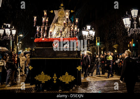 Barcelone, Espagne. 29 mars, 2013. Le flotteur de la "Notre Dame des Douleurs au cours de la fraternité' Le Vendredi Saint procession dans le quartier gothique de Barcelone. - La Confrérie de "Nuestra Señora de las Angustias" (Notre Dame des Douleurs) est l'un des trois confréries, l'organisation et la participation à la procession à travers le Vendredi saint le centre gothique de Barcelone suivie par des milliers de citoyens et touristes. Banque D'Images