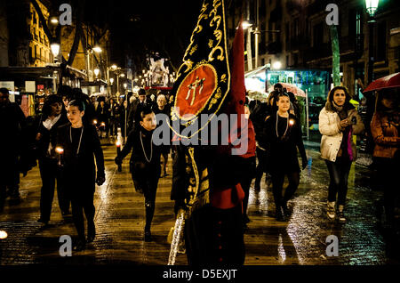 Barcelone, Espagne. 29 mars, 2013. Nazarenos du 'Notre Dame des Douleurs à la fraternité' Le Vendredi Saint Procession à Barcelone. - La Confrérie de "Nuestra Señora de las Angustias" (Notre Dame des Douleurs) est l'un des trois confréries, l'organisation et la participation à la procession à travers le Vendredi saint le centre gothique de Barcelone suivie par des milliers de citoyens et touristes. Banque D'Images