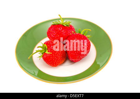Les fraises sur la plaque verte isolated on white Banque D'Images