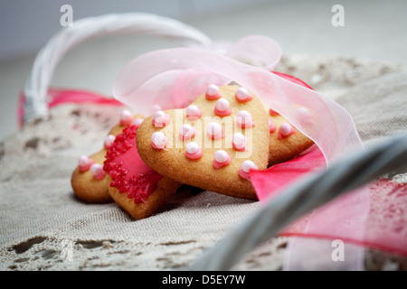 Les cookies en forme de coeur rose pour célébrer la Saint-Valentin Banque D'Images