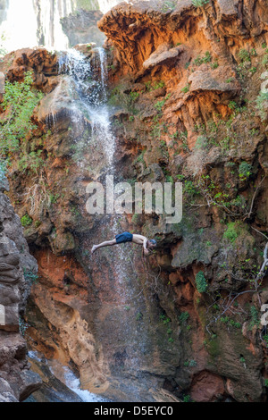 Homme plongée dans une piscine d'eau, Immouzer des Ida Outanane aka Imouzzer Ida ou Tanane cascades, Agadir, Maroc Banque D'Images