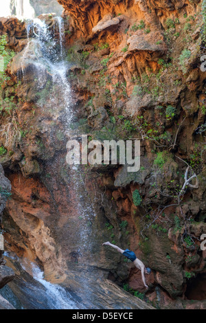 Homme plongée dans une piscine d'eau, Immouzer des Ida Outanane aka Imouzzer Ida ou Tanane cascades, Agadir, Maroc Banque D'Images