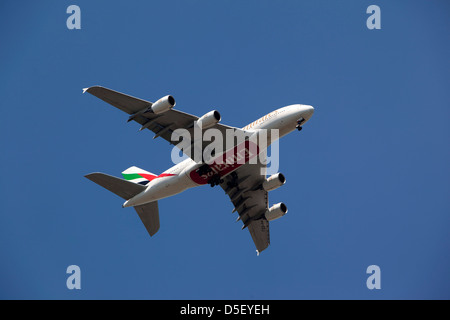 L'Angleterre, Berkshire, Windsor, Emirates Airbus A380 volant bas en approche finale à Heathrow Banque D'Images