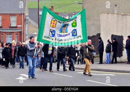 Londonderry, Royaume-Uni. 31 mars, 2013. Les républicains irlandais assister à une commémoration mars dans le Bogside, organisé par le Sinn Fein, pour marquer le 97e anniversaire de l'Insurrection de Pâques 1916. Crédit : George Sweeney/Alamy Live News Banque D'Images