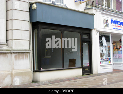 Magasin de détail vide inoccupé dans la high street Worthing West Sussex UK avec un bord jusqu'à laisser Banque D'Images