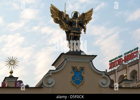 Archangel Mikhail, place de l'indépendance (Maidan Nezalezhnosti), Kiev, Ukraine Banque D'Images