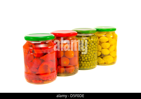 Quatre légumes en pots pots de verre isolé sur fond blanc Banque D'Images