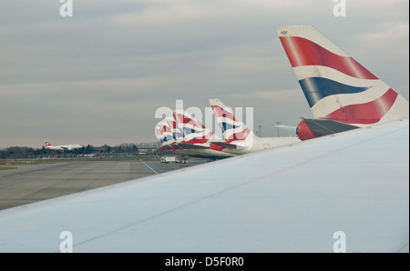 Les ailerons de queue des avions de British Airways, qui s'étend dans la distance. Banque D'Images