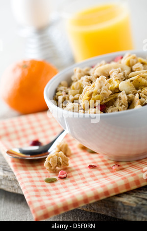 Le petit-déjeuner avec du muesli, oeuf dur et le jus d'orange Banque D'Images