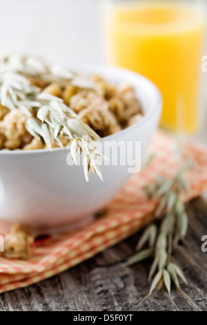 Petit-déjeuner composé de céréales et de jus d'orange Banque D'Images