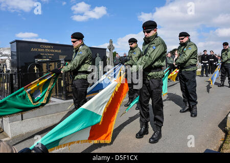 Irish Republican Socialist Party (IRSP) membres en uniformes paramilitaires porter drapeaux républicaine irlandaise au cours d'une insurrection de Pâques commémoration en souvenir de l'Armée de libération nationale irlandaise (AIDN) bénévoles, Belfast, en Irlande du Nord Banque D'Images