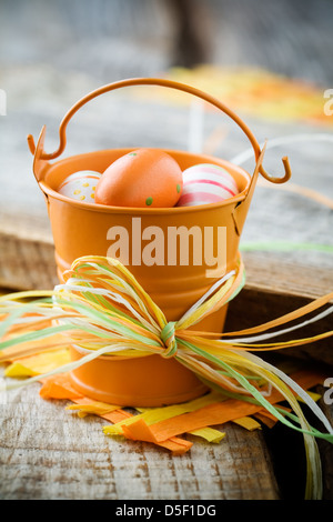 Les oeufs de Pâques colorés en orange godet, selective focus Banque D'Images