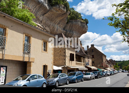 Des formations rocheuses en surplomb des Eyzies-de-Tayac, France Banque D'Images