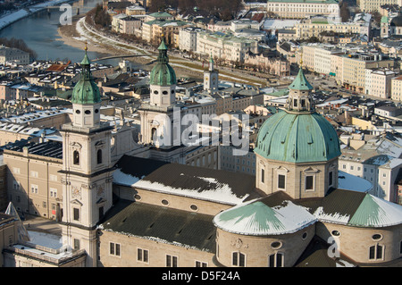 Une vue sur les dômes de la cathédrale de Salzbourg dans l'Altstadt, Salzbourg, Autriche Banque D'Images