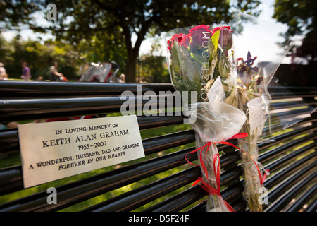 L'Angleterre, Berkshire, Windsor, Alexandra Gardens, anniversaire des fleurs sur banc commémoratif Banque D'Images