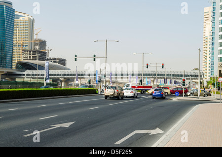 Trveling les voitures sur l'autoroute Dubaï Émirats Arabes Unis Banque D'Images