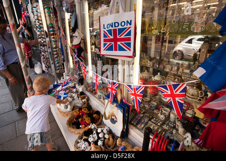L'Angleterre, Berkshire, Windsor, Thames Street, enfant parmi les souvenirs soft toy afficher Banque D'Images