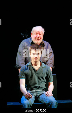 Daniel Radcliffe (Alan Strang), Richard Griffiths (Martin Dysart) à EQUUS par Peter Shaffer au Gielgud Theatre, Londres en 2007 conception: John Napier éclairage: David Hersey directeur: Thea Sharrock Banque D'Images