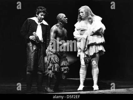 L-r : Paul Moriarty (Stephano), David Suchet (Caliban), Richard Griffiths (Trinculo) dans la Tempête de Shakespeare, le RSC 1978 Banque D'Images