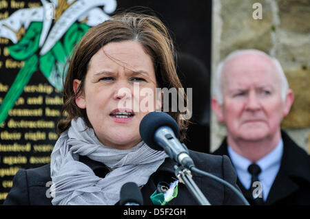 Vice-président du Sinn Fein, Mary Lou McDonald donne une allocution à la parcelle, républicain le comté d'Antrim Belfast, en Irlande du Nord. Banque D'Images