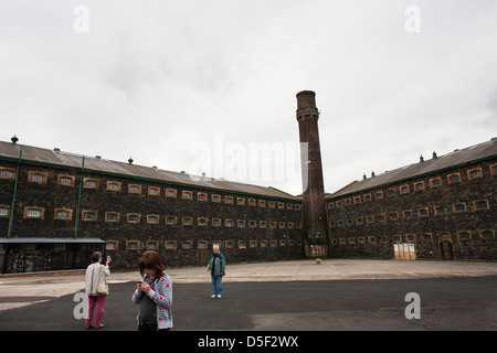 Les touristes visitent la prison de Crumlin Road, Belfast, Irlande du Nord. Banque D'Images