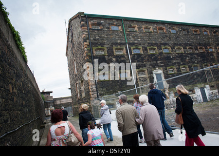 Les touristes visitent la prison de Crumlin Road, Belfast, Irlande du Nord. Banque D'Images