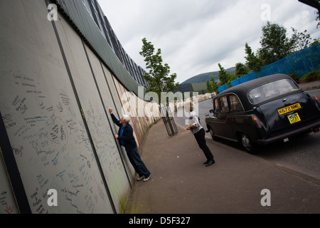 Une ligne de paix à Belfast, en Irlande du Nord. Banque D'Images